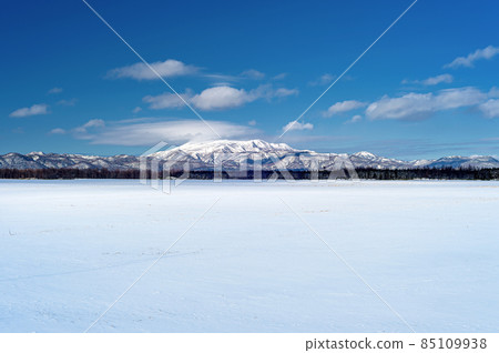 北海道中標津町 冬季雪原和海別山的風景 北海道中標津町 冬季雪原和海別山的風景 85109938
