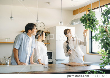 女講解廚房設備（換氣扇） 85111888