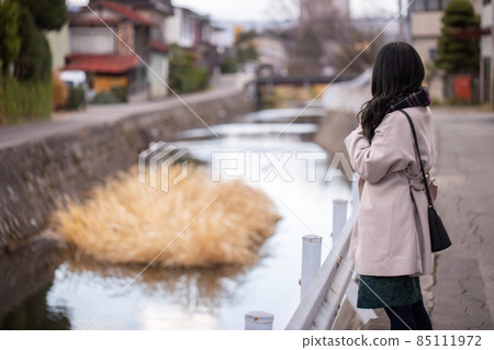 看河的女性 看河的女性 85111972
