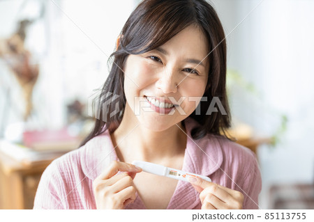 妊娠試驗呈陽性的女性 妊娠試驗呈陽性的女性 85113755