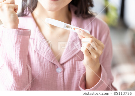 妊娠試驗呈陽性的女性 妊娠試驗呈陽性的女性 85113756
