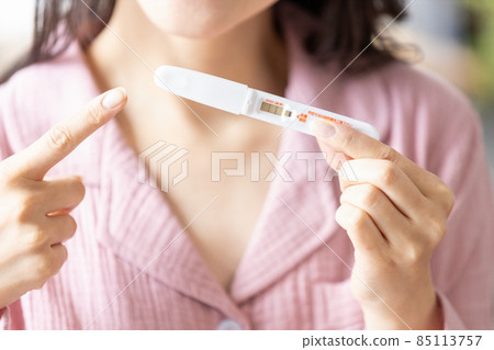 Women who test positive for pregnancy tests Women who test positive for pregnancy tests 85113757