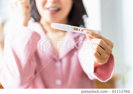 Women who test positive for pregnancy tests Women who test positive for pregnancy tests 85113760