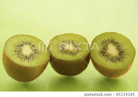 獼猴桃並排切成兩半 85114185