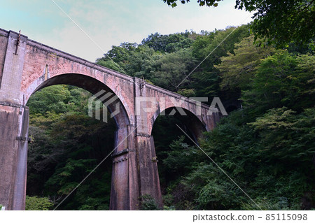 輕井澤的眼鏡橋 仰望美美的走路很有趣 85115098