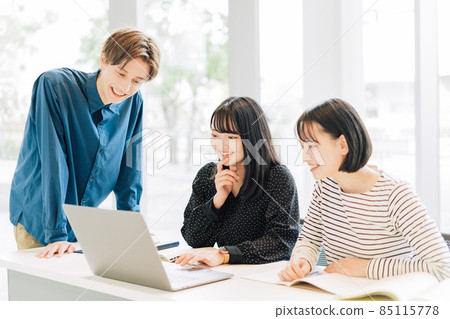 大學生(男女)在教室裡看電腦 大學生(男女)在教室裡看電腦 85115778