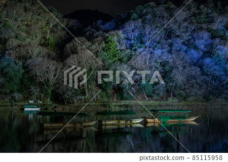 京都冬花燈路嵐山、渡月橋及周邊景色 85115958