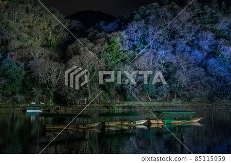 京都冬花燈路嵐山、渡月橋及周邊景色 85115959