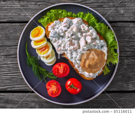 danish smorrebrod with shrimps, mayo, roe, and egg 85116011