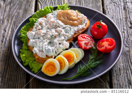 danish smorrebrod with shrimps, mayo, roe, and egg 85116012