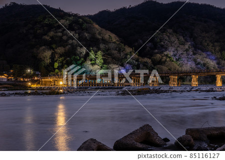 京都冬花燈路嵐山、渡月橋及周邊景色 85116127