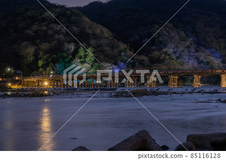 京都冬花燈路嵐山、渡月橋及周邊景色 85116128