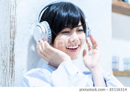 戴耳機聽音樂的年輕女子 戴耳機聽音樂的年輕女子 85116314