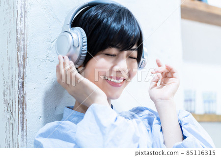 戴耳機聽音樂的年輕女子 戴耳機聽音樂的年輕女子 85116315