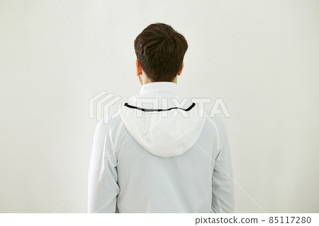 戴帽子的運動服男人的背影 85117280