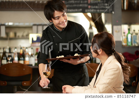 在餐廳服務的亞裔男子 85118747