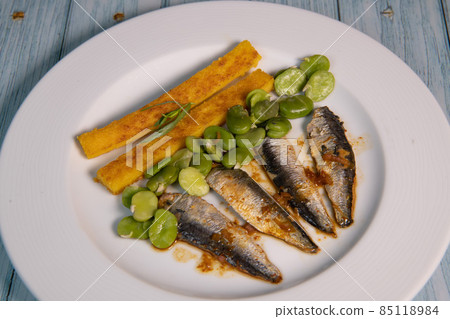 RECIPE OF SARDINE FILLETS MARINATED WITH CHILI, POLENTA WITH BEANS 85118984