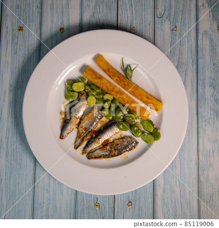 RECIPE OF SARDINE FILLETS MARINATED WITH CHILI, POLENTA WITH BEANS 85119006