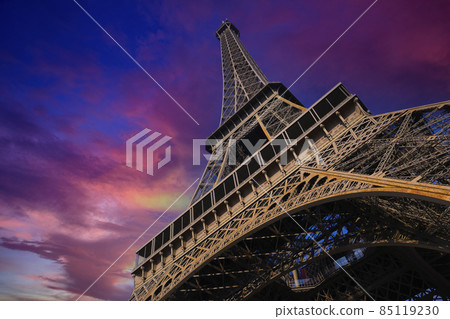 Eiffel tower and cloudy sky, Paris, France Eiffel tower and cloudy sky, Paris, France 85119230