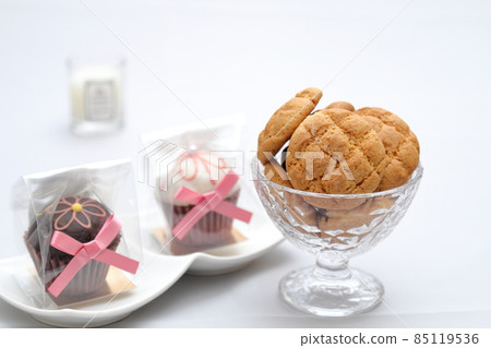 自製餅乾和紙杯蛋糕 自製餅乾和紙杯蛋糕 85119536