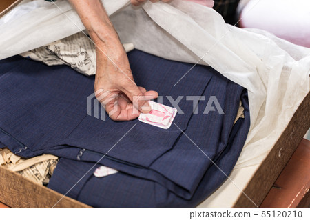 高級女性在化妝品盒中更換驅蟲劑 85120210