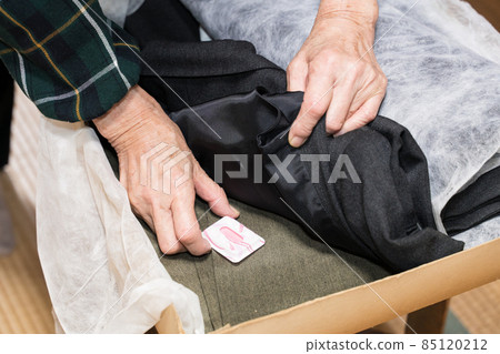 高級女性在化妝品盒中更換驅蟲劑 85120212
