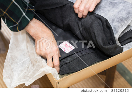 高級女性在化妝品盒中更換驅蟲劑 85120213