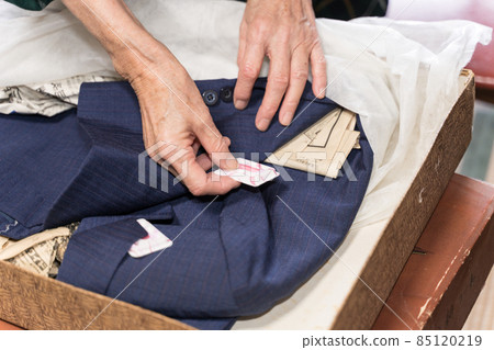 高級女性在化妝品盒中更換驅蟲劑 85120219