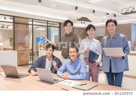 Portraits of men and women working in business offices Photographing cooperation: WEEK Shibadaimon (Sun Frontier Fudousan) Portraits of men and women working in business offices Photographing cooperation: WEEK Shibadaimon (Sun Frontier Fudousan) 85120355