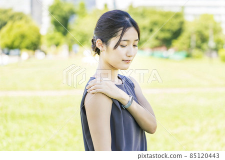 患有肩膀僵硬的女人 85120443