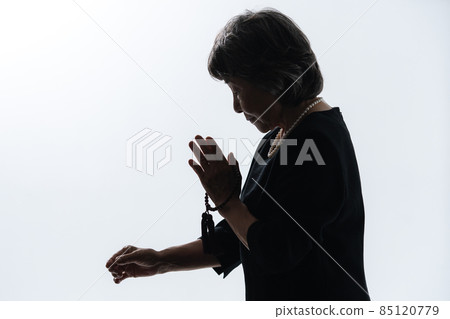 Mourning silhouette senior Mourning silhouette senior 85120779