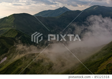 從朝日山脈和神川山流出的雲和從山脈流向朝日山的雲 從朝日山脈和神川山流出的雲和從山脈流向朝日山的雲 85121318