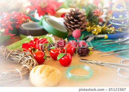 Making Christmas decorations, handmade Christmas ornaments, online sales, hobbies 85121987