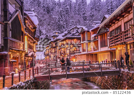 山形縣銀山溫泉尾花澤市的冬夜雪景 山形縣銀山溫泉尾花澤市的冬夜雪景 85122436