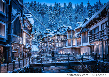 山形縣銀山溫泉尾花澤市的冬夜雪景 85122444