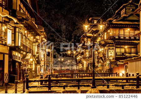 山形縣銀山溫泉尾花澤市的冬夜雪景 山形縣銀山溫泉尾花澤市的冬夜雪景 85122446
