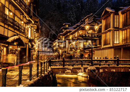 Scenery of Ginzan Onsen Obanazawa City, Yamagata Prefecture, on a winter night with snow 85122717