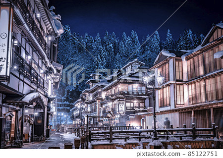 Scenery of Ginzan Onsen Obanazawa City, Yamagata Prefecture, on a winter night with snow 85122751