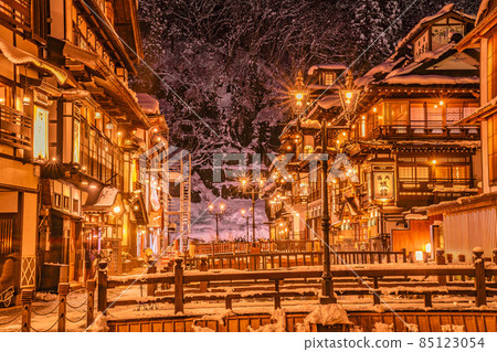 山形縣銀山溫泉尾花澤市的冬夜雪景 85123054