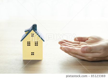 一屋子和兩隻手掌可見的女人的手 85123369