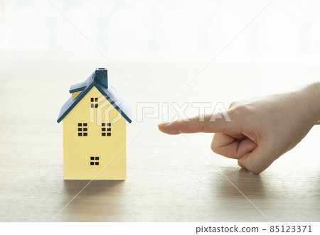 一個房子和一個女人的手指著房子 85123371