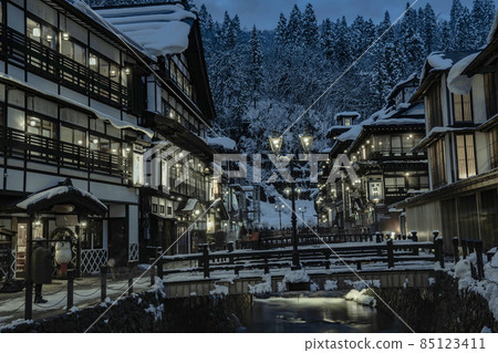 Scenery of Ginzan Onsen Obanazawa City, Yamagata Prefecture, on a winter night with snow Scenery of Ginzan Onsen Obanazawa City, Yamagata Prefecture, on a winter night with snow 85123411