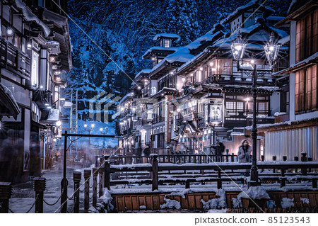 山形縣銀山溫泉尾花澤市的冬夜雪景 85123543