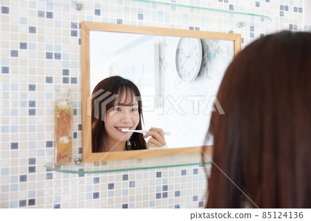 在鏡子前刷牙的女人 在鏡子前刷牙的女人 85124136