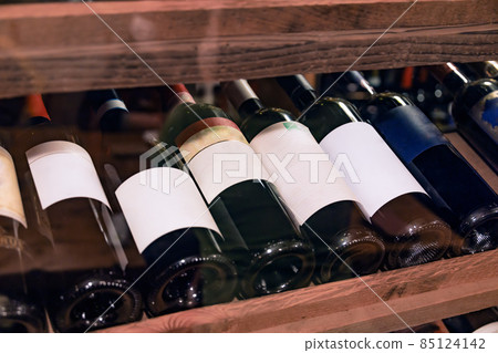 有很多酒的酒窖 85124142