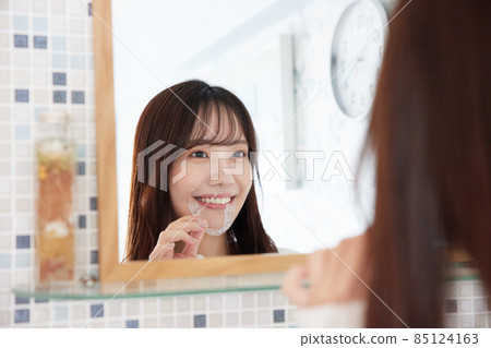 在鏡子前戴吹嘴矯正器的女人 85124163
