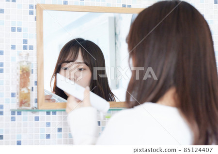 在鏡子前刷牙的女人 在鏡子前刷牙的女人 85124407