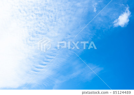 藍藍的天空和薄薄的白雲 藍藍的天空和薄薄的白雲 85124489