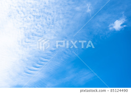 藍藍的天空和薄薄的白雲 藍藍的天空和薄薄的白雲 85124490