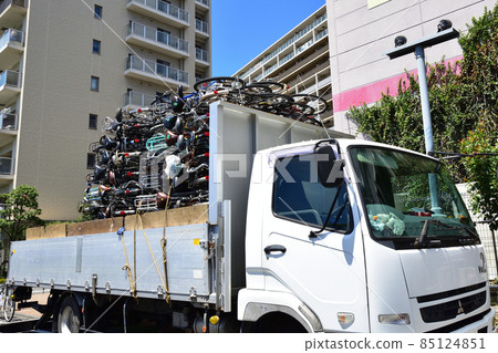 Disposal work of bicycles left in large commercial facilities 85124851
